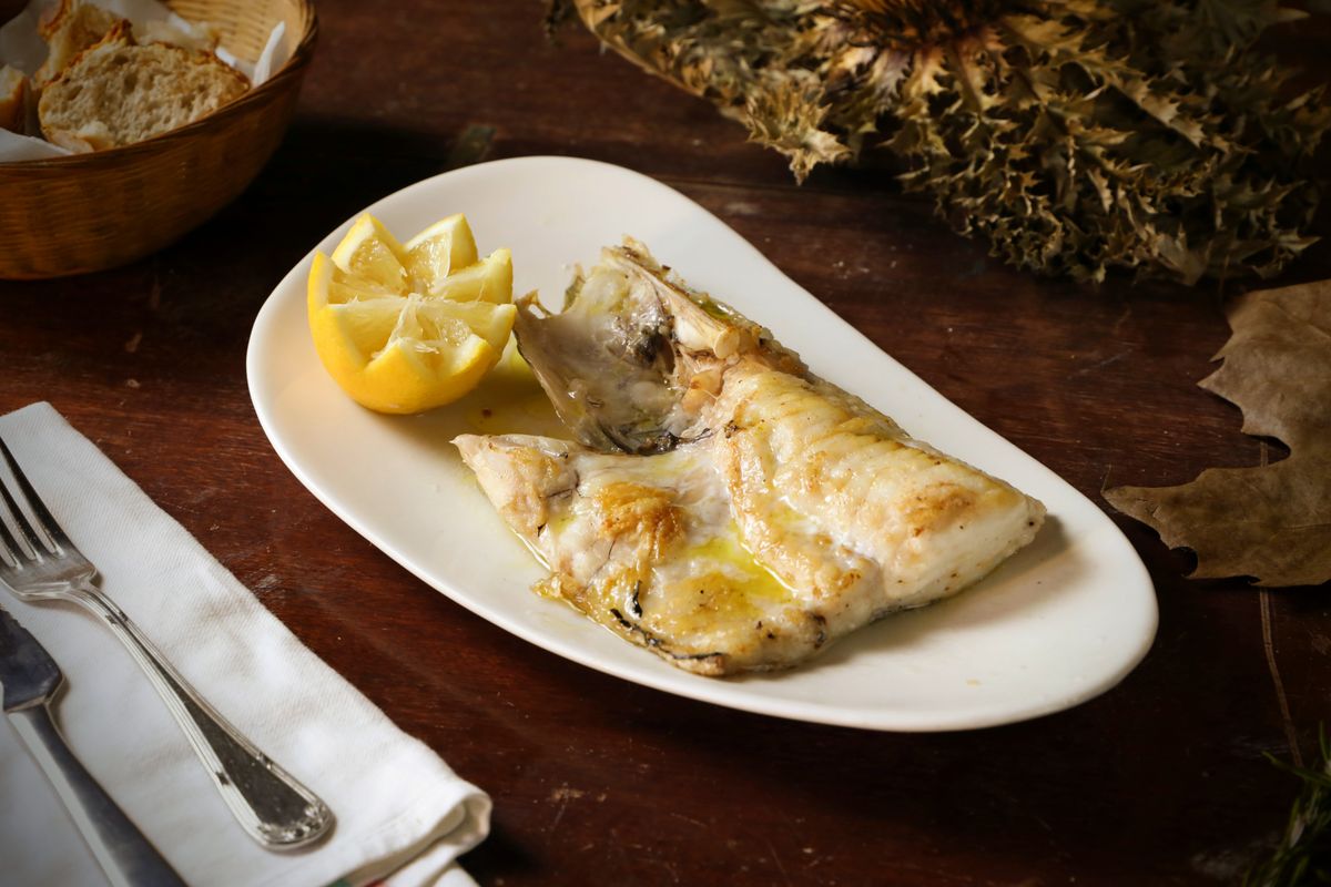 Limon eşliğinde ızgara balık sunumu